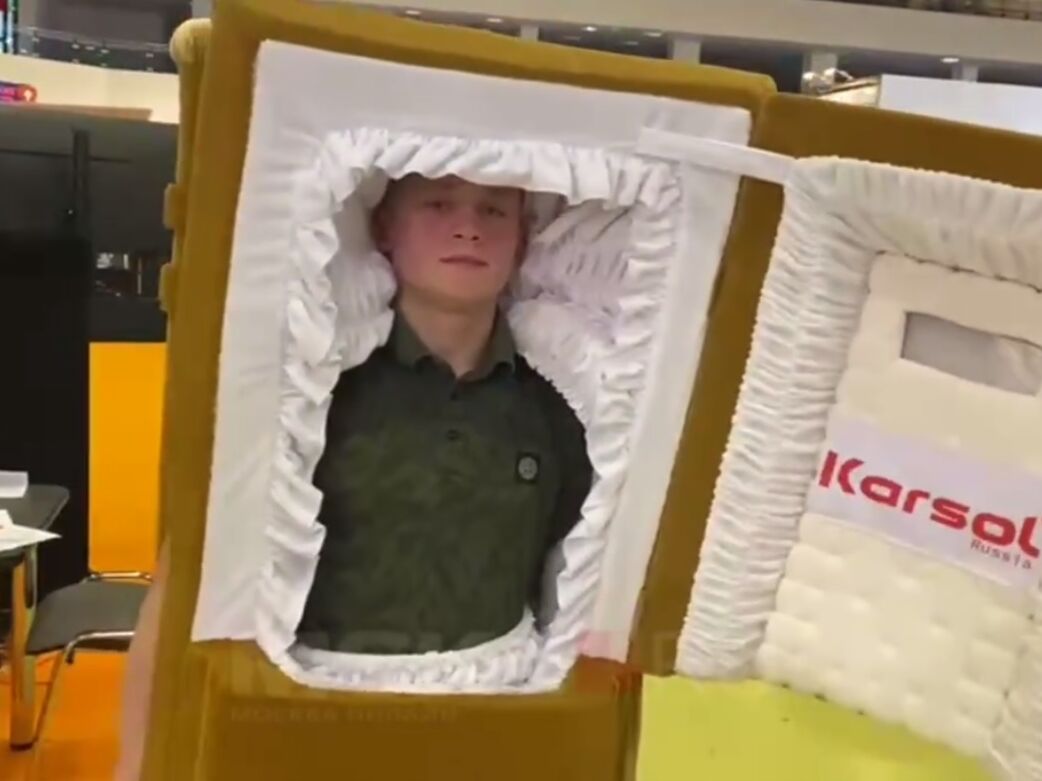 В Москве прошла выставка ритуальных услуг. Участники на скорость ...