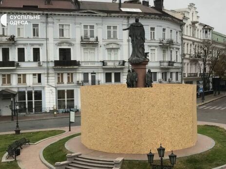 Пам'ятник Катерині ІІ в Одесі загородили дерев'яними щитами, більшість жителів міста проголосувала за його демонтаж
