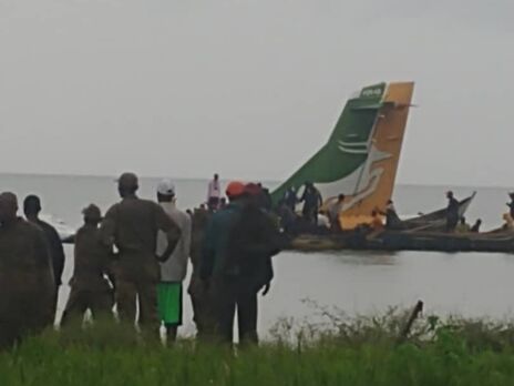 У Танзанії в озеро впав пасажирський літак
