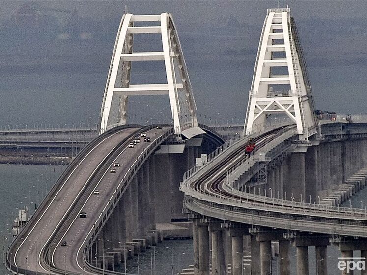 Російські окупанти планують відновити рух Кримським мостом у грудні