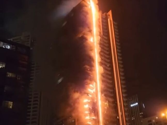 В Дубае вспыхнул сильный пожар в небоскребе. Видео