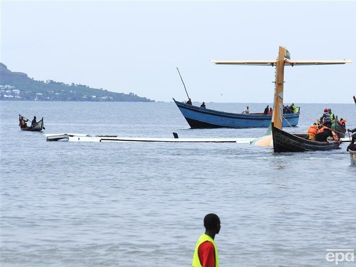 Жертвами падения самолета в озеро в Танзании стали 19 человек