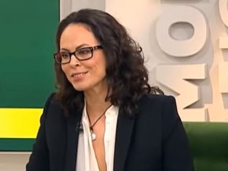 48-летняя Наталья Егорова снялась в полный рост в широких подвернутых джинсах и пуловере с глубоким вырезом