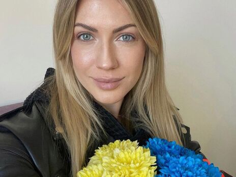 Нікітюк показала, як позувала в Києві вночі на мосту. Фото