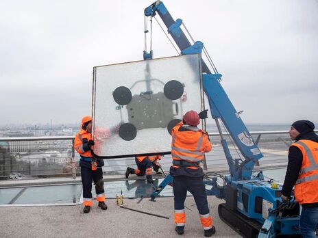 Кличко показав, як ремонтують пішохідний міст після ракетної атаки РФ