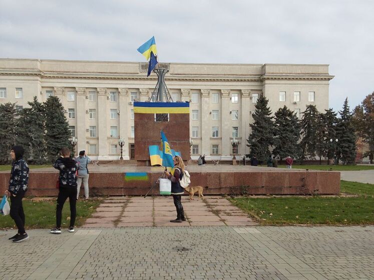 Жителі Херсона чекають на ЗСУ з прапорами України