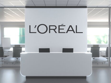 Компания L'Oreal, владеющая брендами Yves Saint Laurent и Giorgio Armani, заявила, что не собирается возвращать их в Россию