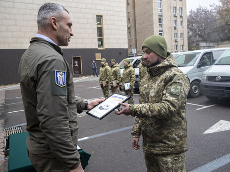 Кличко передал пограничной службе еще 50 микроавтобусов для боевых подразделений