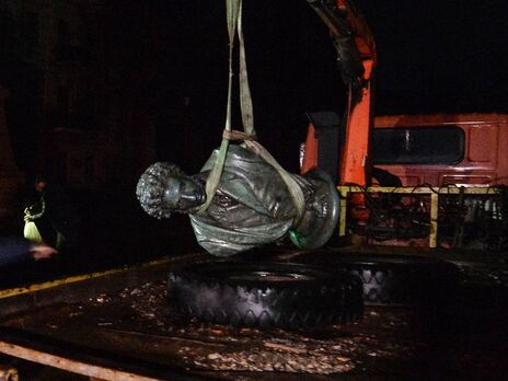 У Житомирі вранці демонтували пам'ятник Пушкіну