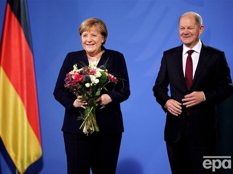 Шольц рассказал, что обращается за советами к Меркель