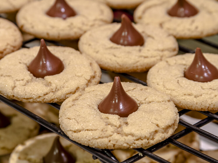 Як приготувати хрустке печиво з шоколадною начинкою. Бюджетний рецепт без вершкового масла від української кулінарної блогерки