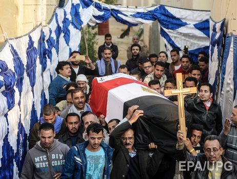 Похороны жертв теракта в коптском соборе Каира прошли на государственном уровне. Фоторепортаж