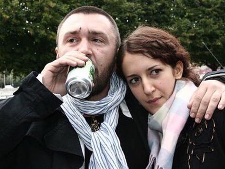 Шнуров на вечеринке водит хоровод под песню Апиной