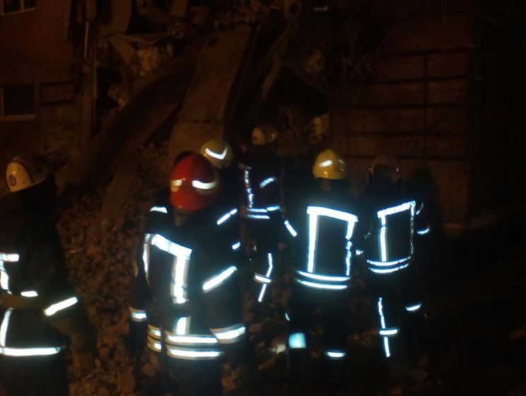 Спасатели достали из-под завалов здания в Чернигове тело погибшей женщины