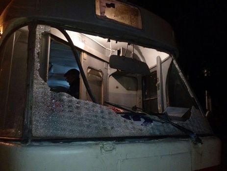 В Днепре в очередной раз обстреляли общественный транспорт, водитель ранен осколками стекла