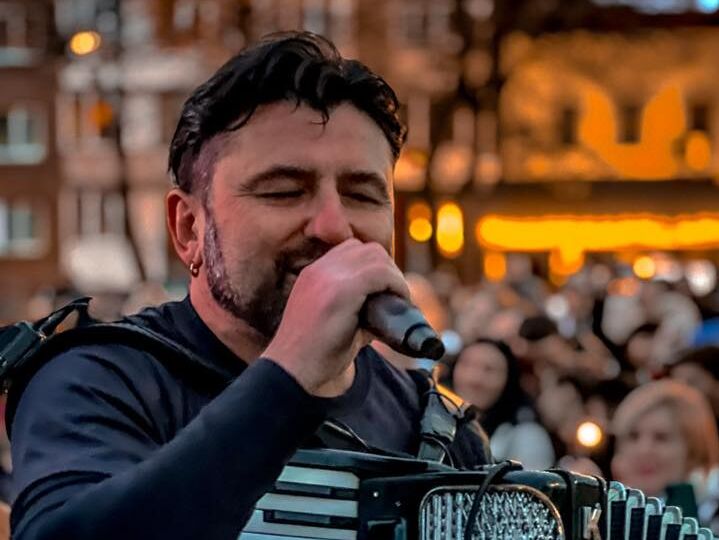Kozak System дорогою до Києва виконали на заправці пісню, присвячену звільненню Херсона. Відео