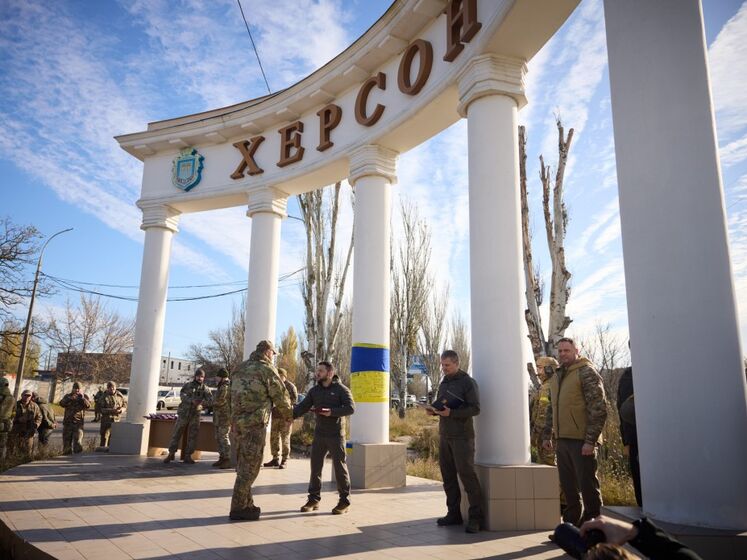 Зеленский наградил военных, которые освобождали Херсонскую и Николаевскую области. Среди них – сержант, который поднял флаг над Снигиревкой