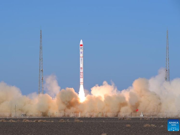 Китай запустил ракету, которая вывела в космос пять коммерческих спутников