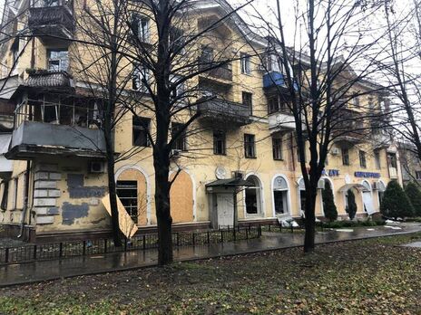 Один із житлових будинків у Дніпрі після вибуху російської ракети вранці 17 листопада
