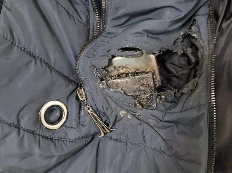 "Это – пальто. А это – осколок". Филатов показал одежду своей подчиненной, раненой во время ракетного обстрела Днепра российскими оккупантами