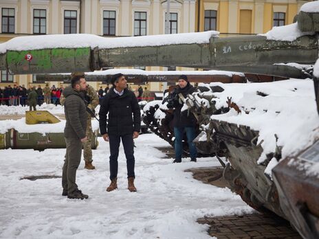 Сунак вместе с Зеленским посетили выставку уничтоженной российской техники на Михайловской площади. Видео