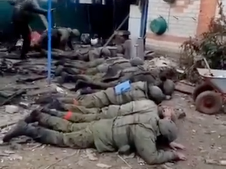 У мережі поширили відео з нібито "розстрілом російських військовополонених". В ОП прокоментували