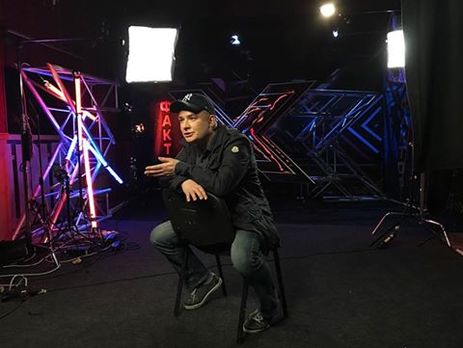 Данилко показал, как трогал за пятую точку 