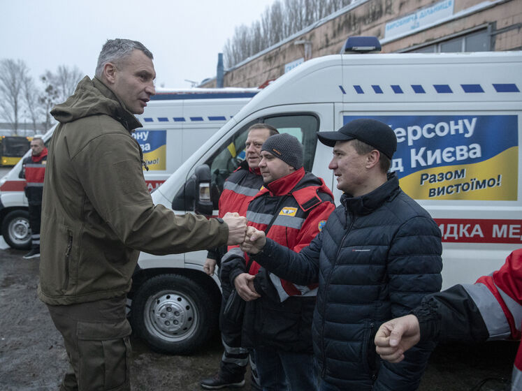 Допомога від київської громади сьогодні поїхала до Херсона. Кличко показав, яку техніку передала столиця