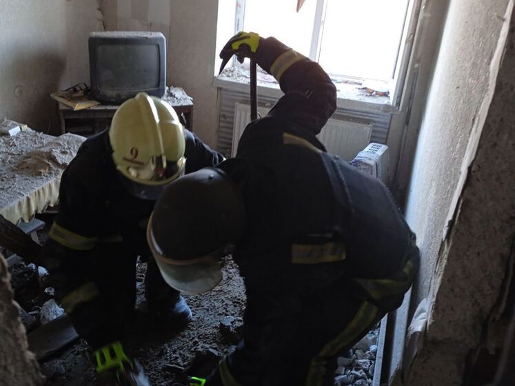 Под завалами в Харьковской области нашли тело женщины, еще два человека ранены – ГСЧС
