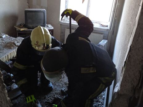 Під завалами в Харківській області виявили тіло жінки, ще двоє людей дістали поранення – ДСНС