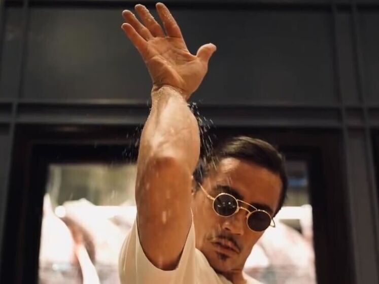 Солт Бей зазнав критики й почав подавати стейки, вкриті золотом