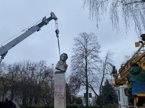 В Кременчуге демонтировали памятник Пушкину. Фоторепортаж