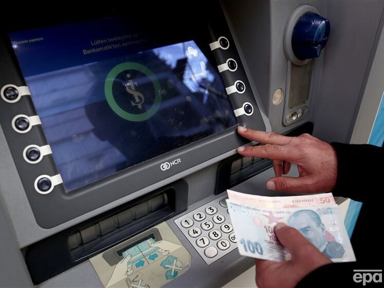 Більшість країн, які приймали банківські картки РФ "Мир", відмовилися від них через загрозу санкцій – Bloomberg