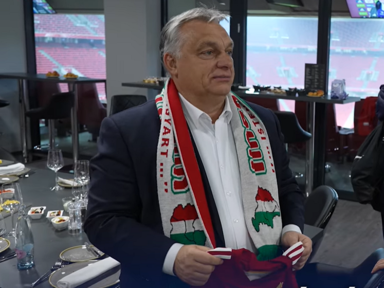 "Не существует около 100 лет". МИД Австрии высмеял Орбана за шарф с картой "Великой Венгрии"