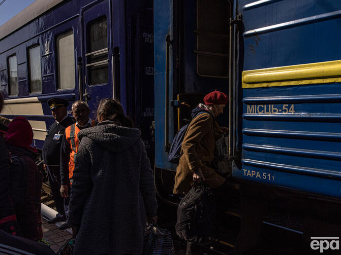 Низка поїздів іде із затриманнями після обстрілів енергоінфраструктури – "Укрзалізниця"