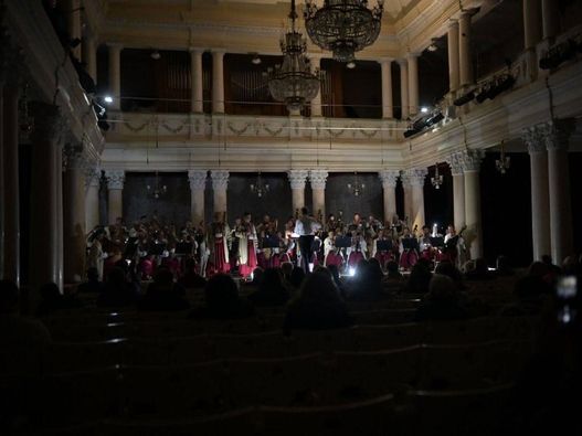 Капелла бандуристов сыграла в филармонии концерт без света. 60 артистов спели 