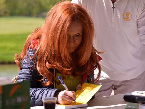 Гин: Радио в машине поймало русскую волну. 