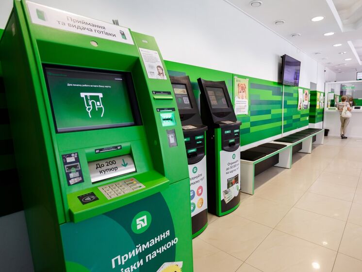 "ПриватБанк" увеличил лимит на снятие денег в банкоматах