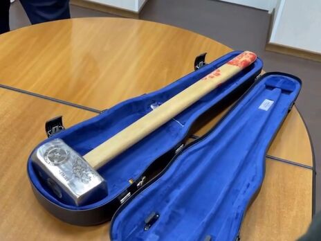 В сети распространяется видео о передаче Пригожиным в Европарламент кувалды со следами 