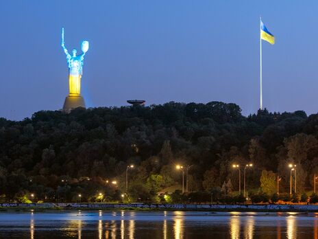 В Киеве приспускают главный государственный флаг Украины из-за погоды