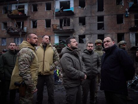 Зеленский посетил Вышгород и показал жилой дом, поврежденный в результате атаки РФ