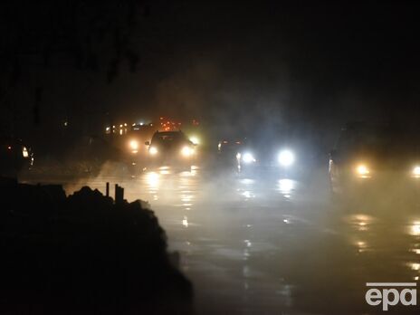 Включение света на левом берегу в Киеве встретили кричалкой о Путине и гудением машин. Видео