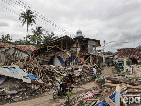 В Индонезии уже 318 погибших в результате землетрясения, тела еще ищут