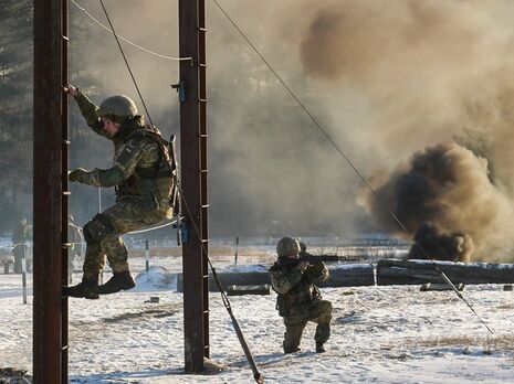 Українські воїни (на знімку) краще екіпіровані й підготовлені до зими, вважає низка експертів, зокрема Левін