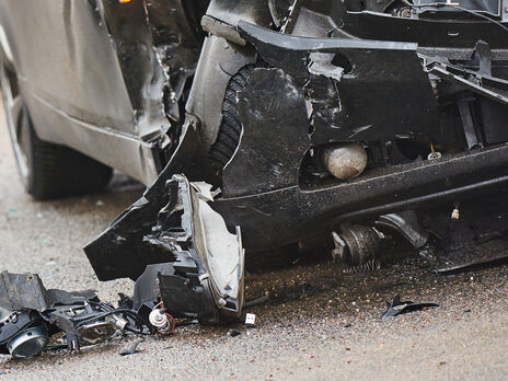 На окраине Харькова микроавтобус столкнулся с легковым автомобилем, есть жертвы