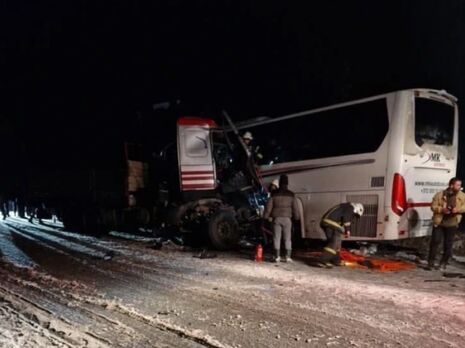 В Латвии в аварию попал автобус с украинскими военными