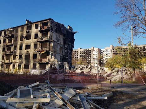 Россияне сносят поврежденные ими же дома в Мариуполе