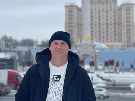 Потап позировал в свете софита с хлопком