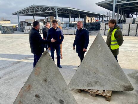 Потужності підприємства у Криму дають змогу випустити до 5 тис. бетонних тетраедрів, заявив Бабашов