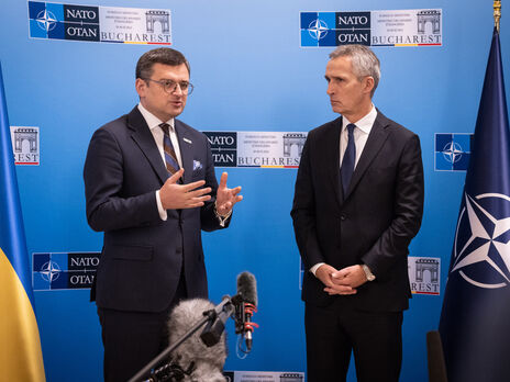 Столтенберг (праворуч) організував окрему зустріч глав МЗС НАТО та Кулеби (ліворуч)